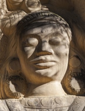 Kumtaşı üzerinde oyulmuş heykeller