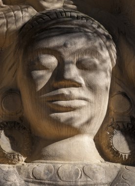 Kumtaşı üzerinde oyulmuş heykeller