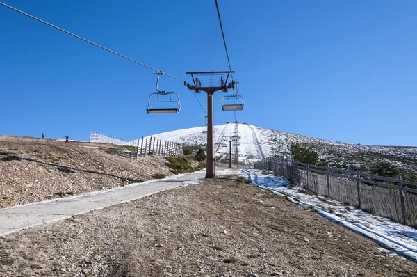 Čtyřsedačková lanovka v lyžařském středisku Navacerrada — Stock fotografie