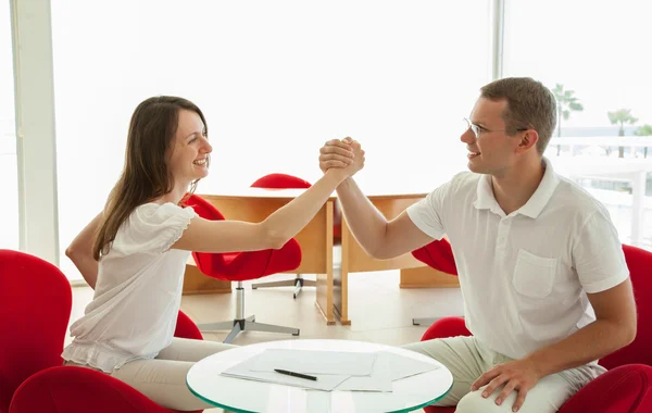 Succesvolle Business mensen schudden handen — Stockfoto