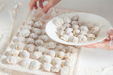 Ev hanımı et köfte hazırlanması