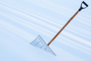 Rüzgârla oluşan kar yığını - portre Snowshovel