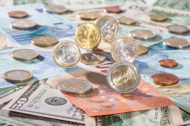 Birçok dolar, euro banknot ve madeni paralar