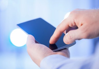 bir cep telefonu kullanarak iş adamı
