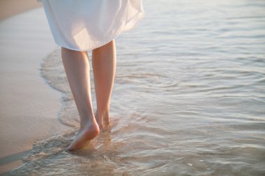 Sahil yürüyen genç kadın