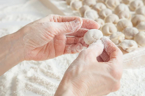 Huisvrouw voorbereiding vlees knoedels — Stockfoto