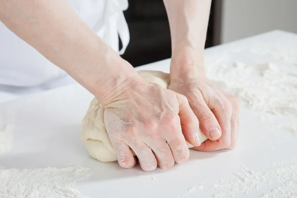 Frauenhände kneten Teig — Stockfoto