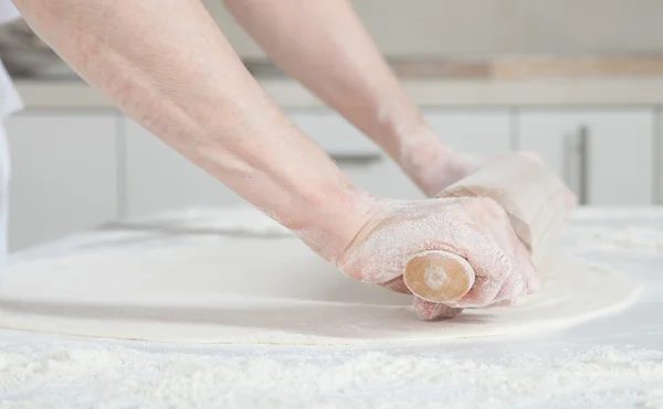 Aplanando una masa con un rodillo — Foto de Stock