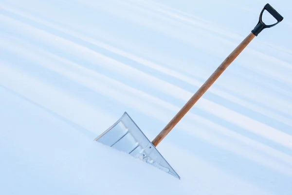 Pala de nieve en la deriva de nieve - primer plano —  Fotos de Stock