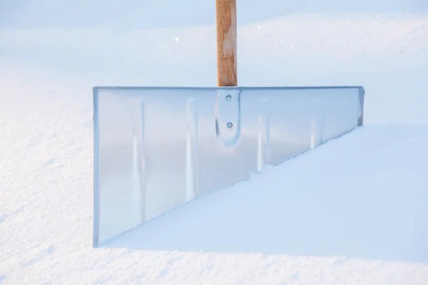 Snowshovel w zaspie - zbliżenie — Zdjęcie stockowe