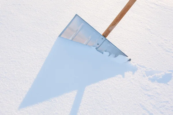 Pá de neve no snowdrift - close-up — Fotografia de Stock