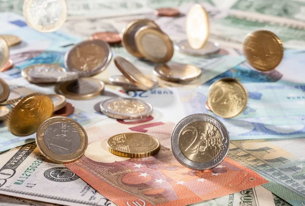 Mnoho dolary, euro bankovky a mince — Stock fotografie