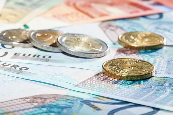 Många eurosedlar och euromynt — Stockfoto