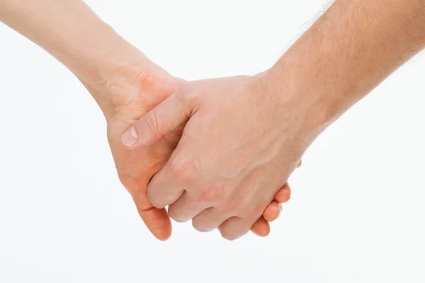 Мужская рука нежно держит женскую руку — стоковое фото