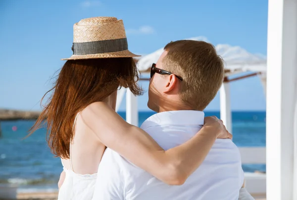 Glückliches junges Paar ruht sich am Meer aus — Stockfoto