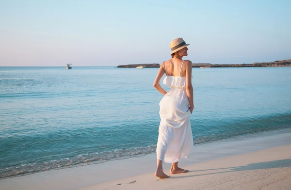 Frau geht am Strand entlang — Stockfoto