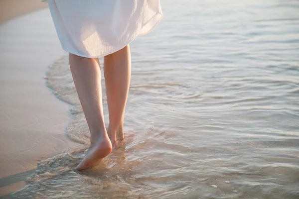 Молодая женщина идет вдоль берега моря — стоковое фото