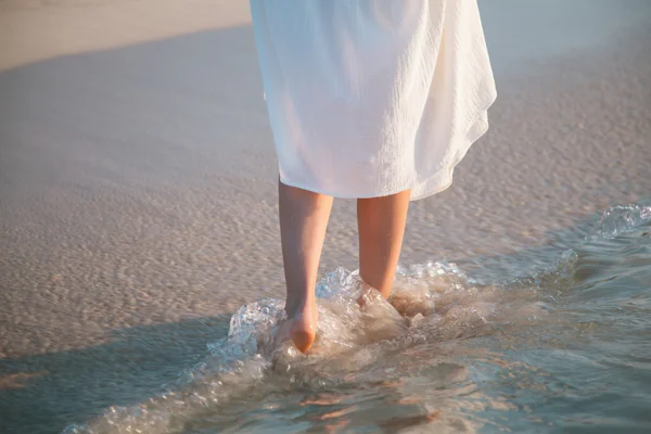 Mulher andando ao longo do litoral — Fotografia de Stock