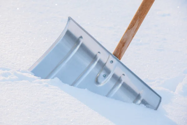 Snowshovel i snödriva - närbild Stockfoto