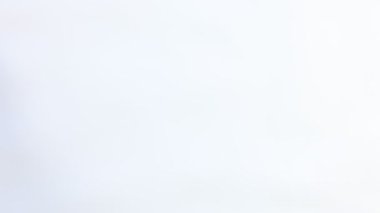 Başparmağını Yukarı Gösteren Kadın