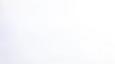 Başparmağını Yukarı Gösteren Kadın