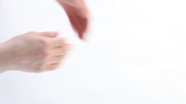 Kadın elleri alkışlıyor. 