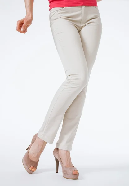 女性的腿，在白色的裤子 — 图库照片