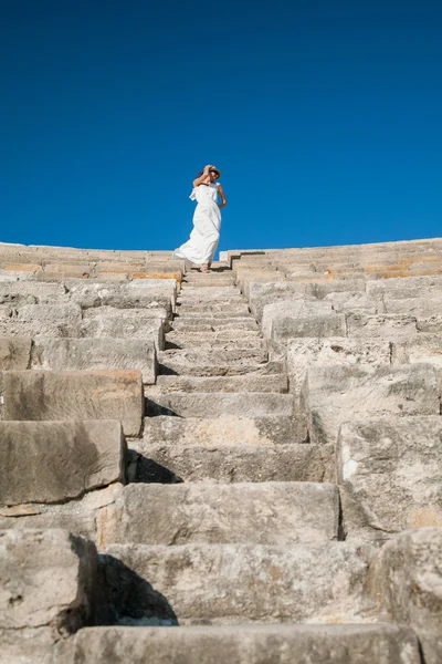 Nő kő lépcsők tetején áll — Stock Fotó