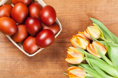 Sepet ve taze Lale Paskalya yumurta