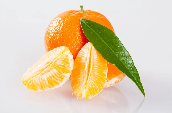 Frische Orangen mit Blatt — Stockfoto