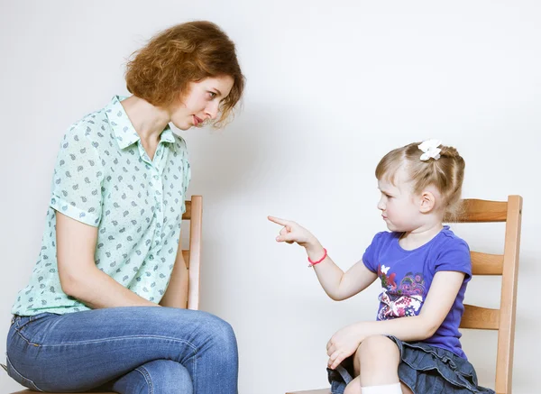 Conflict tussen jonge moeder en haar dochtertje — Stockfoto