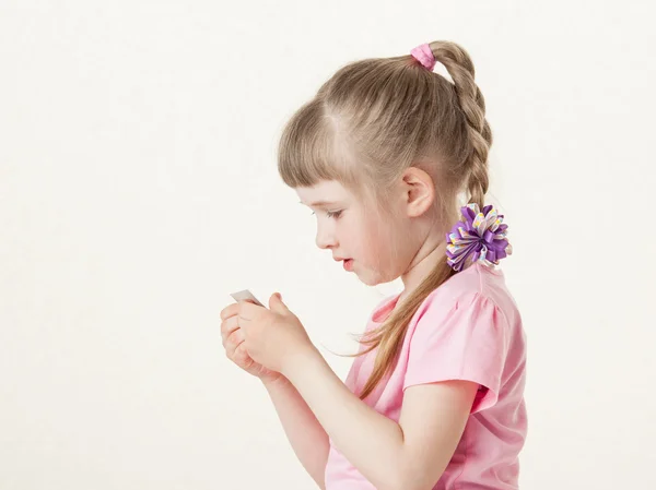 Girl reading the text on a card — Stock Photo, Image