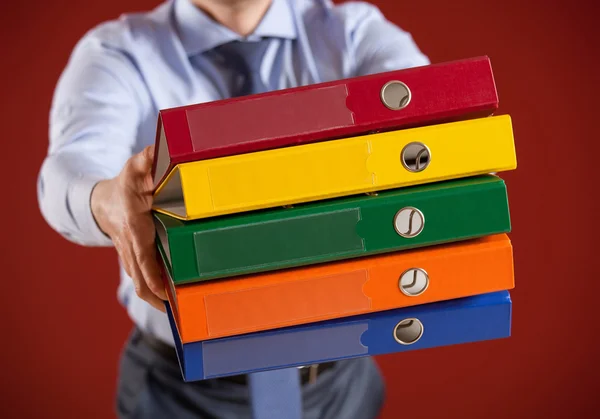 Geschäftsmann mit Ordnern — Stockfoto