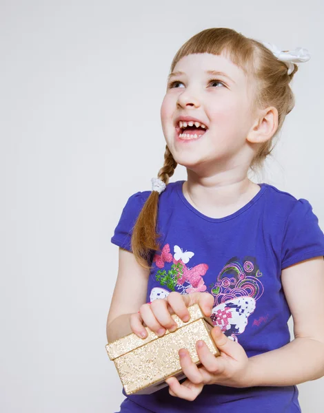 Menina segurando caixa de presente — Fotografia de Stock