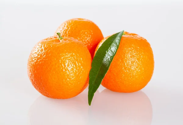 Frische Orangen mit grünem Blatt — Stockfoto