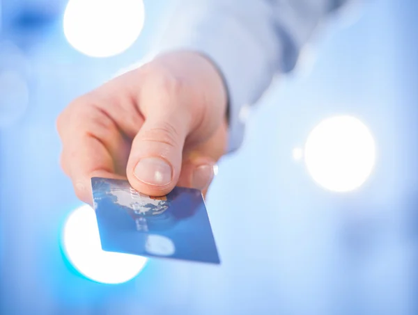 Die Hand des Geschäftsmannes, der Ihnen Kreditkarte gibt — Stockfoto