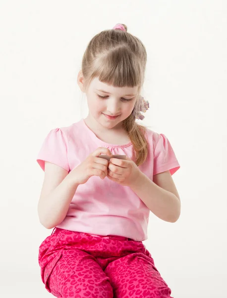 Linda niña leyendo el texto en una tarjeta —  Fotos de Stock