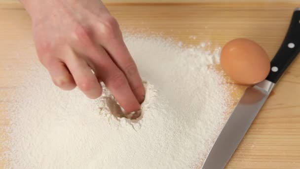 Руки делают тесто — стоковое видео