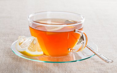 Fincan çay ve taze limon  