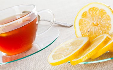 Fincan çay ve taze limon  