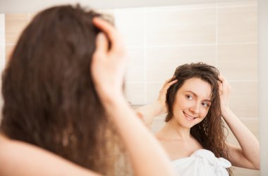 Bir ayna önünde mutlu genç kadın