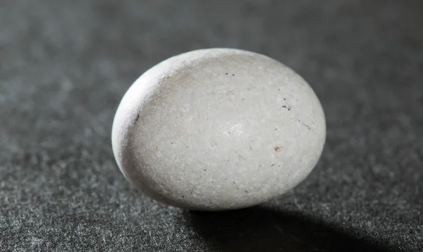 卵圆形的白色石头 — 图库照片