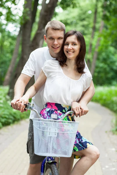 Bella felice giovane coppia in bicicletta — Foto Stock