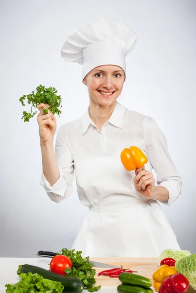 Jovem cozinheiro preparando salada — Fotografia de Stock