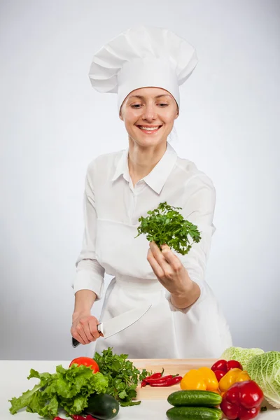 Jonge kok voorbereiding salade — Stockfoto