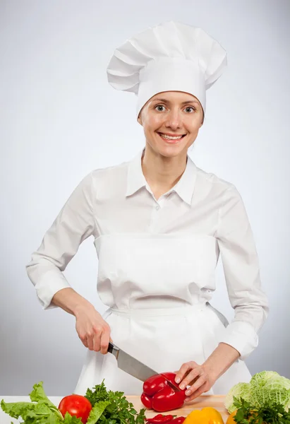 Giovane cuoco preparazione insalata — Foto Stock