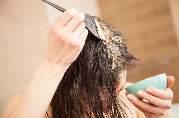 Woman applying hairmask — Stock Photo, Image