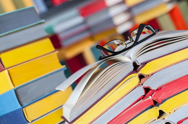Открытые книги и очки — стоковое фото