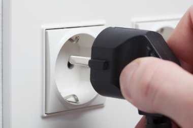 Erkek eli prizi prize takar.