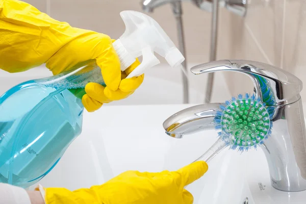 Bir banyo temizlik hizmetçi